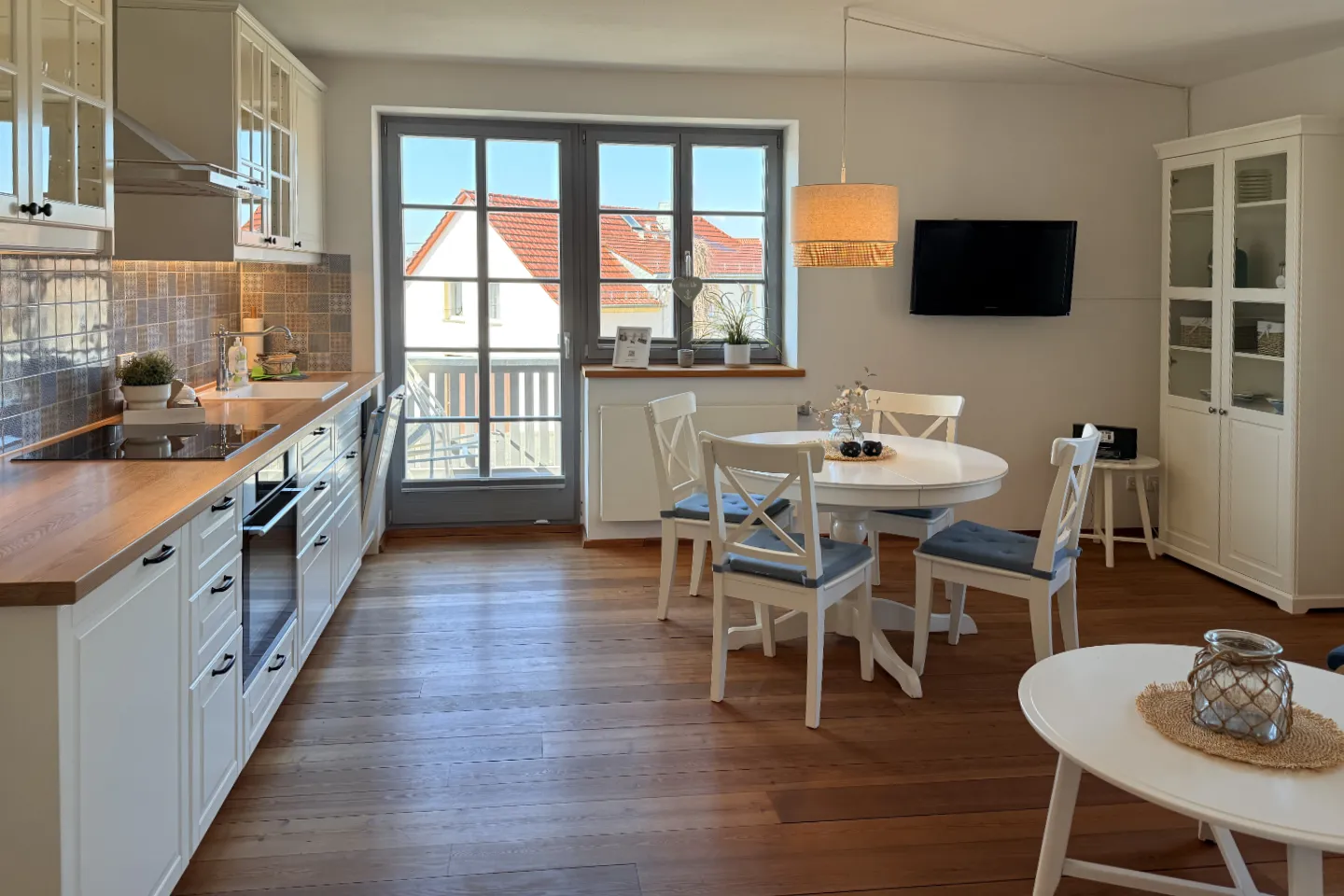 Großzügiges Ferienapartment mit Balkon im Landhausstil in Radeburg nahe Moritzburg und Dresden - Wohnzimmer - Bild 1