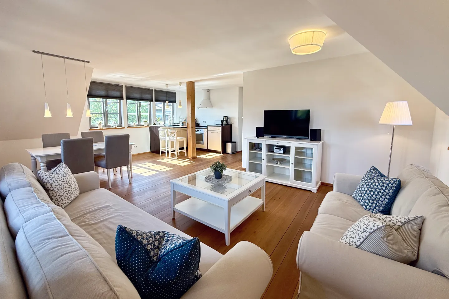 Gemütliche Ferienwohnung mit Gartenblick im Landhausstil in Radeburg nahe Moritzburg und Dresden - Wohnzimmer - Bild 1